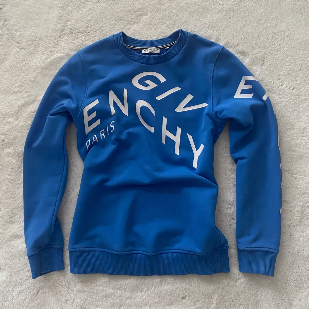 Äkta Givenchy tröja köpt på NK i Göteborg. Tröjan är i absolut nyskick!  Nypris: 3999 kr Säljer den för endast 999 kr  Storlek 12, mer som en XS.  . Tröjor & Koftor.