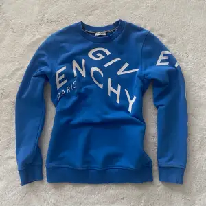 Äkta Givenchy tröja köpt på NK i Göteborg. Tröjan är i absolut nyskick!  Nypris: 3999 kr Säljer den för endast 999 kr  Storlek 12, mer som en XS.  