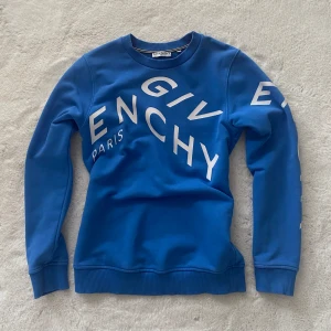 Äkta GIVENCHY Crewneck fr NK - Äkta Givenchy tröja köpt på NK i Göteborg. Tröjan är i absolut nyskick!  Nypris: 3999 kr Säljer den för endast 999 kr  Storlek 12, mer som en XS.  