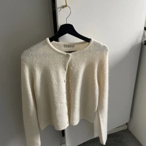 Kofta  - Vit kofta från Gina använd en gång pga förstor för mig köptes för 399 kr 