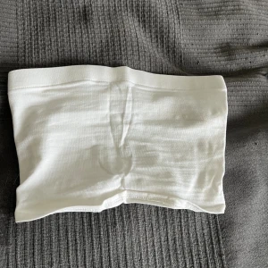 Vit tub topp - Vit tub topp. Storlek xs från H&M. Pris kan diskuteras vid snabb affär!💓