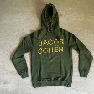 Jacob Cohen Hoodie - Säljer min gamla Jacob Cohen Hoodie, Storlek Medium Grön Färg med gul text