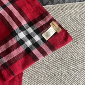 BURBERRY Halsduk - BURBERRY Burberry halsduk i fint skick! Nypris: 5200kr. Mitt pris: 950kr