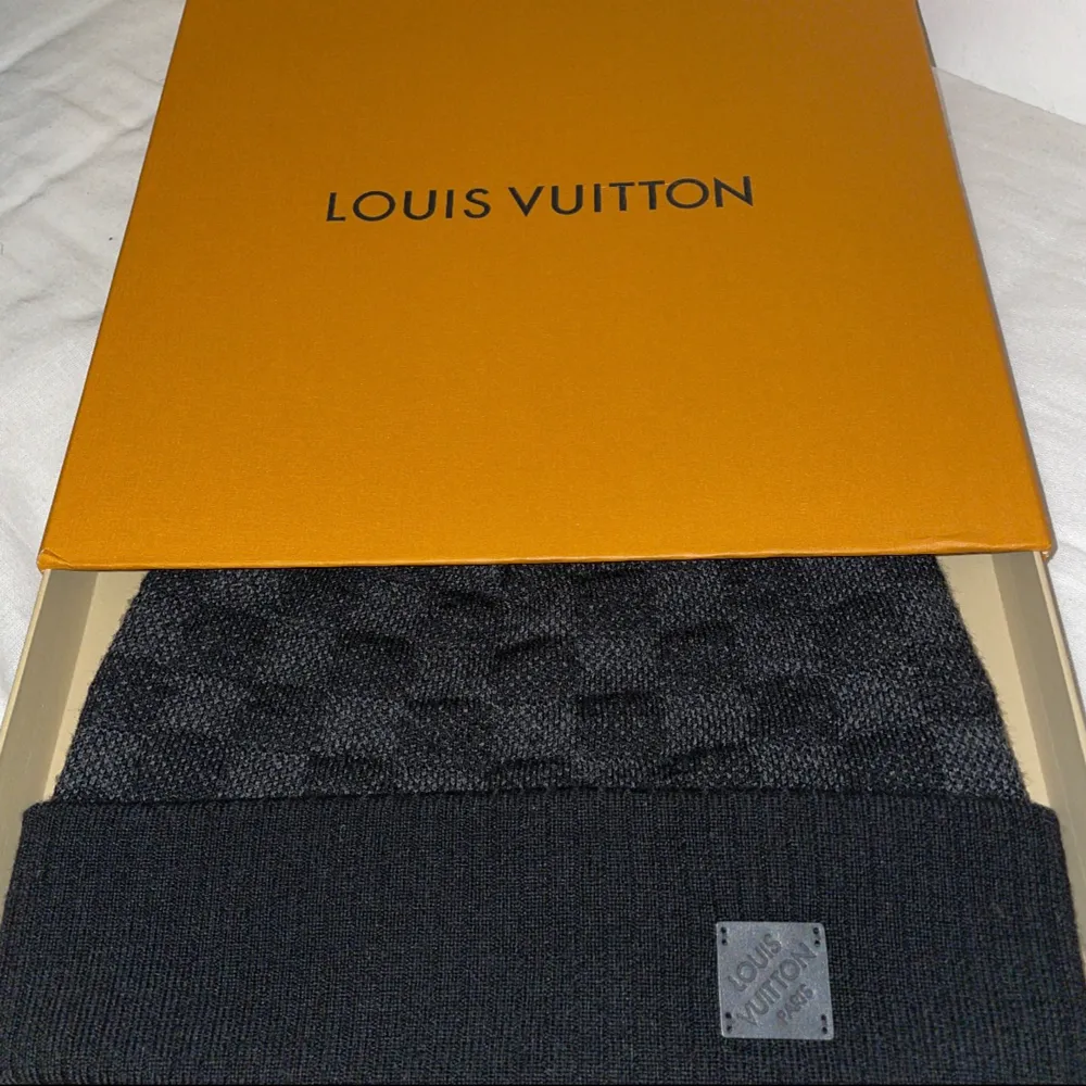 Louis Vuitton Mössa Färg Svart  Använd 1-2 gånger men är som en helt ny mössa. Säljer den då jag inte behöver/använder den längre. . Accessoarer.