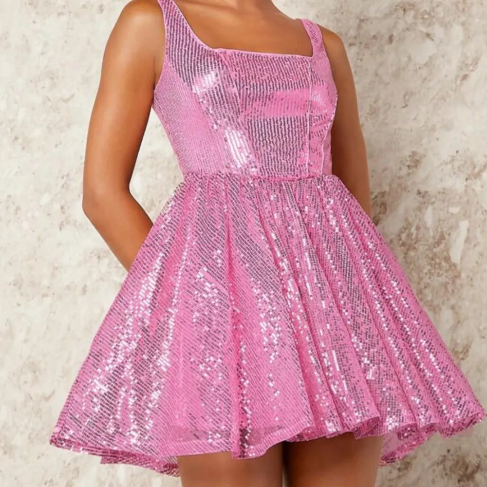 Letar du efter en sistaminuten klänning till the eras tour? Glittrig rosa klänning som endast är testad! postar så fort köper går igenom!(storlek M/L) 💕. Klänningar.