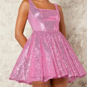 Letar du efter en sistaminuten klänning till the eras tour? Glittrig rosa klänning som endast är testad! postar så fort köper går igenom!(storlek M/L) 💕