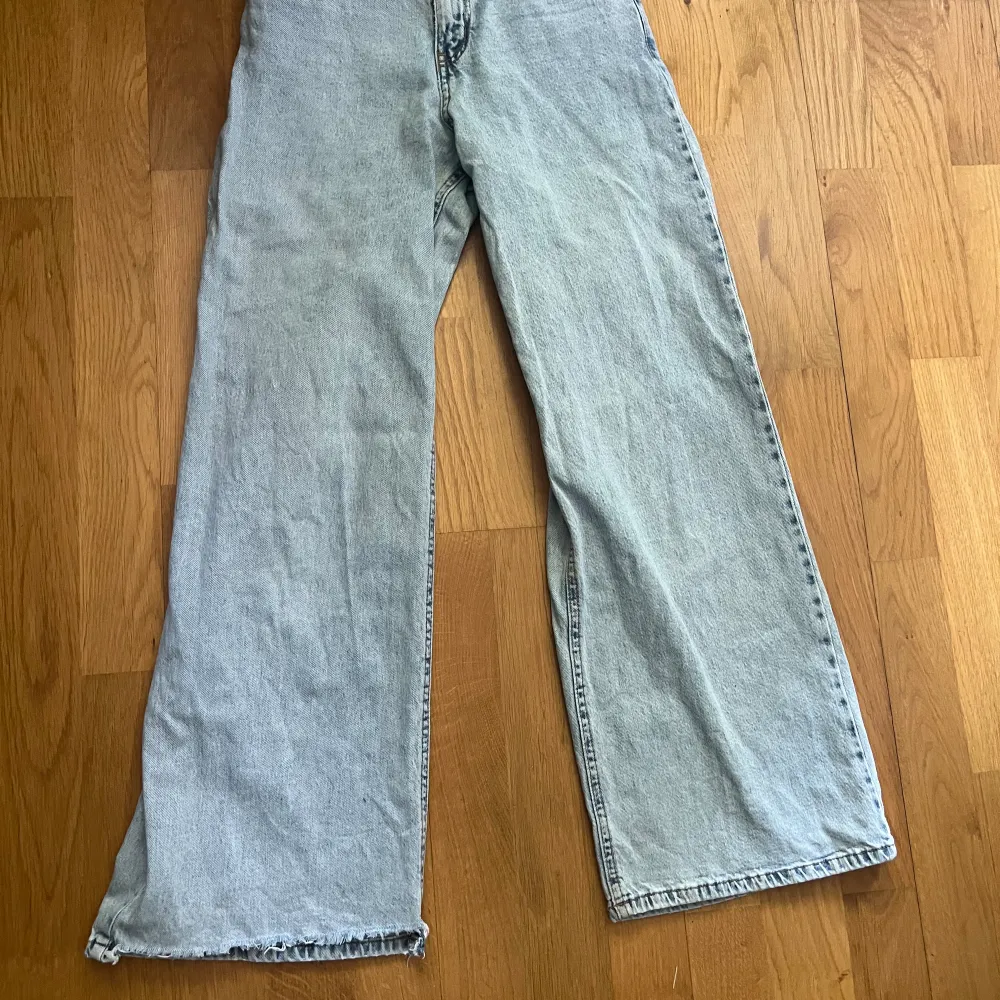 Det är ett par ljus blåa jeans från Lindex i storlek 146. Köpt för 499 men säljer för 29kr (pris kan diskuteras) Ända felet är att på ena benet så har sömmen längst ner på benet gått upp som man ser på sista bilden. . Jeans & Byxor.