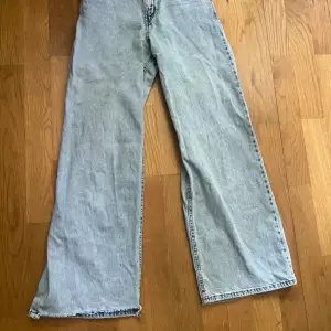 Det är ett par ljus blåa jeans från Lindex i storlek 146. Köpt för 499 men säljer för 39kr (pris kan diskuteras) Ända felet är att på ena benet så har sömmen längst ner på benet gått upp som man ser på sista bilden. 