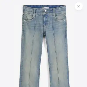 Säljer mina skitsnygga jeans från Bershka med sömmar! Använt fåtal gånger. Pris går att diskutera vid snabb och enkel affär💕