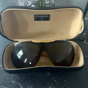 Solglasögon från Chanel som inte går att få tag i längre! Super fina, förkommer någon enstaka repa men inget som påverkar synen eller utseendet! Fodral medföljer vid köp! Kvitto finns inte, däremor orderbekräftelse💞