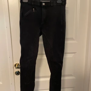 Svarta ridbyxor  - Svarta ridbyxor från horze. Använda men i fint skick 