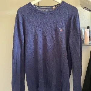 Gant crewneck - Crewneck tröja från gant, väldigt fin och passar jätte bra att ha över en skjorta! Storlek large. för cirka 1000kr om jag minns rätt