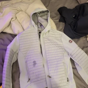 Colmar jacka - Säljer nu min colmar jacka då den ej används, kostar 3400 nypris. Inga hål  eller annat slitage. Pris kan diskuteras