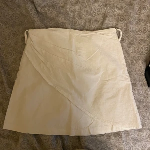 Vit kjol - Säljer min vita kjol från shein i storlek s då den tyvärr inte passar mig längre. Kjolen har ett band som går att knyta runt men den går även att ha utan bandet. Kjolen har knappt använts och är i toppskick. Pris kan diskuteras💕