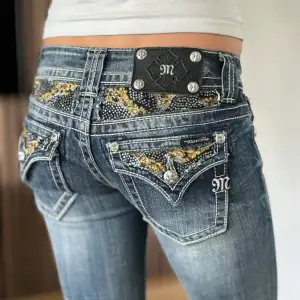 Lågmidjade bootcut jeans från Miss Me. Unika fickor med rhinestones som påminner om ormskinn. Perfekt skick. Mått: Innerbenslängd: 86cm   Midjemått rakt över: 36cm Midjemått: 78cm Modellen är 166cm lång. Skriv gärna ifall du har några frågor! 💗
