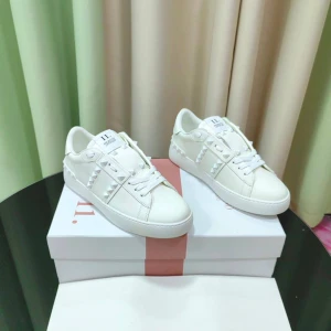 Valentino skor - Helt nya för tjejer! Original kvalitet (högsta & bästa kopian på marknaden), med box och alla medföljande tillbehör 🌟  Finns i Göteborg! 