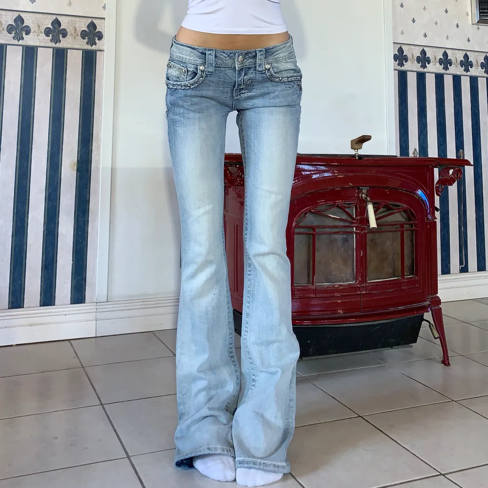 Så fina Miss me jeans i bootcut💫 midja 81cm & Innerben 90cm💋 bra skick! Jag är ca 165. Jeans & Byxor.