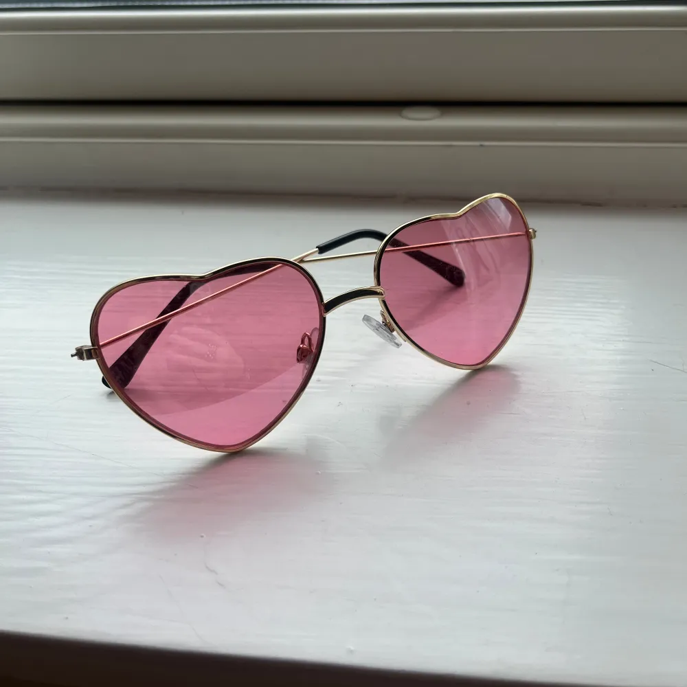 Coola rosa hjärtformade glasögon/solglasögon ifrån h&m. ⭐️. Övrigt.