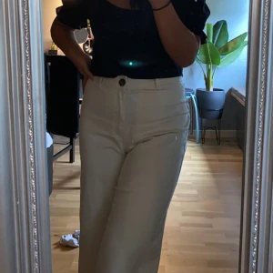 Beiga byxor från Hm - Beiga byxor från Hm som är väldigt sköna. Använda bara en gång, gott skick. Ankel långa och jag är 157cm lång.