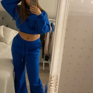 Blåt mjukis sett - Säljer mitt snygga blåa mjukis sett,  Både byxa o tröja är i storlek S Bara använt ett fåtal gånger💙 Skriv för fler bilder:)