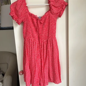 Byxdress  - Byxdress med shorts som går ner på axlarna! Pris kan diskuteras skriv för fler bilder🥰