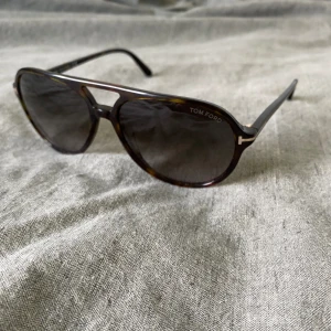 Tom Ford Jared - Säljer nu dessa schysta Tom Ford glajorna i gott skick, 8,5/10! Vid frågor eller fler bilder är det bara att höra av sig.  Priset är ej hugget i sten!