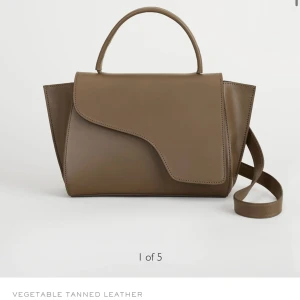 ATP väska - Så fin väska från atp atilier. Färgen är khaki Brown. Den är i nyskick och har inga defekter, köpte för en månad sedan. Intresskoll så jag funderar på att sälja. Kan byta om en valentino camera bag eller ysl toy loulou bag😄❤️