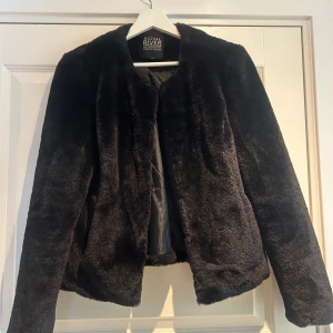 Jacka päls imitation - Jacka med pälsimitation