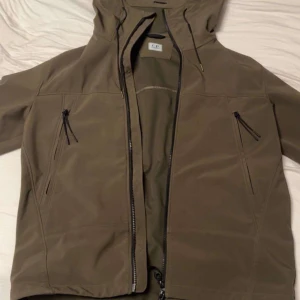 C.p company  - C. P company jacka i nyskick!  Jackan är en sommar/vår jacka, Köpt i Falun på byxshoppen, Nypris 5,5k