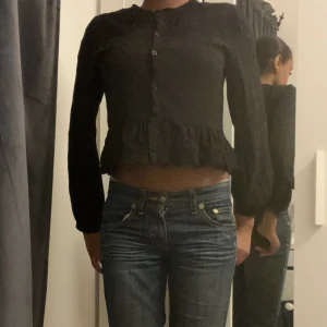 Blus - Svart blus köpt från zara. Kommer inte till användning. Inga synliga defekter. Köpt för cirka 400kr. Kom med prisförslag om du anser att jag säljer den för dyrt.