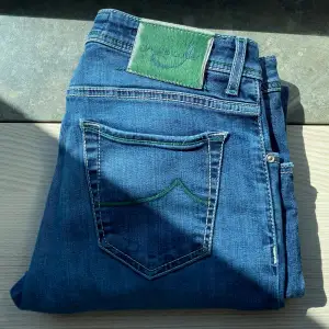 Säljer ett par jeans från Jacob cohën. Jeansen är handsydda i Italien och är väldigt eftertraktade just nu. Modell 622.C vilken är slimfit, Inga deflekter, Nypris runt 6000kr mitt pris endast 899!!