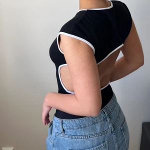 Body med öppen rygg - Så fin body från zara med öppning i ryggen. Köpt här på plick men har inte använt den själv. Super fint skick, ser knappt använd ut. 