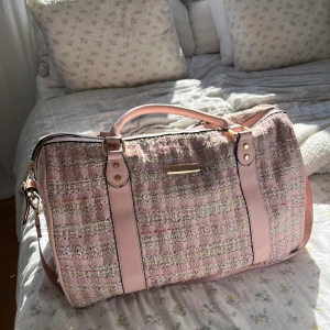 Intresse river island weekend bag - Kollar intresset på min otroligt söta weekend bag från river island. Sparsamt använd. Slutsåld. Bud från 450