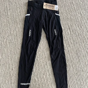 Fusiontights - C3 Long tights från premiummärket Fusion. Aldrig använda, lappen är kvar. Vet att de har grym kvalitet och håller formen tvätt efter tvätt. Runt 1200 kr i nypris. Kompression för bra cirkulation. Reflexdetaljer. Bra ficka för telefonen på sidan.