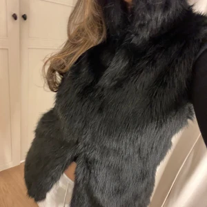 Pälsväst  - Jag säljer en superfin pälsväst, pågrund av att den aldrig går till användning. Den är endast använd 1 gång, och i nyskick 🫶🏽🫶🏽