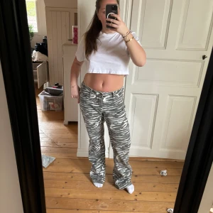 Guess jeans  - Säljer mina knappt använda lågmidjade guess jeans i zebra mönster 🐆😍