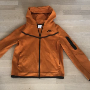 Nike tech  - Hej! Jag säljer min Nike tech som är orange. Den är i bra skick och priset kan diskuteras.