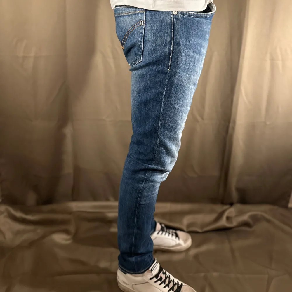 Dondup jeans| Skick 6/10 | Nypris 2800krkr, vårat pris endast 650kr | Storlek ”33” | Jeansen har en lagning som knappt syns vid användning| Svarar gärna på era frågor och funderingar!. Jeans & Byxor.