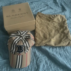 Burberry Baseball Cap keps - Burberry Baseball Cap keps, låda och dustbag ingår! Den är helt ny. 