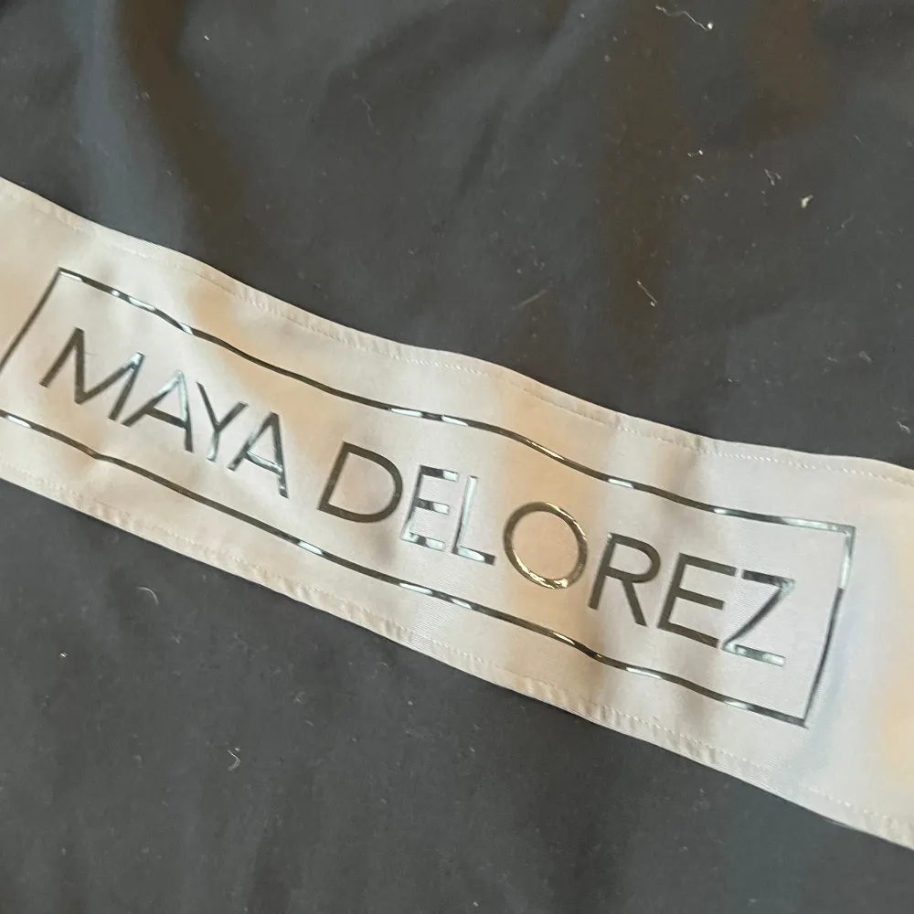 En ridtröja från Maya Delorez som är tajt och skön på samma gång 💗💗 passar perfekt till en hoppträning 💗💗. Hoodies.