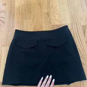 Low waist minikjol - Jättefin minikjol från pull and bear, den är low waist och aldrig använd och alla lappar kvar🩷