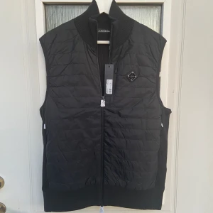 J.Lindeberg väst  - Säljer nu en helt sprillans ny J.Lindeberg väst! Den är sjukt snygg och pessar perfekt nu till våren/ sommaren. Hör av er vid funderingar!