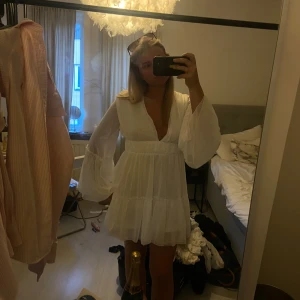 Jätte fin vit klänning - Passar perfekt till student eller midsommar, endast testad med prislapp kvar  