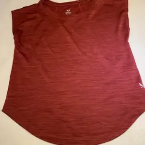  Glansig röd gympa t-shirt storlek 234/140, från soc.
