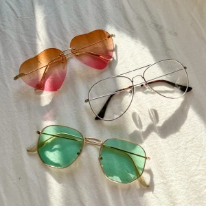 Solglasögon  - Härliga Solglasögon och ett par glasögon utan styrka. Lite repor, lite använd. Alla för 50 kr 