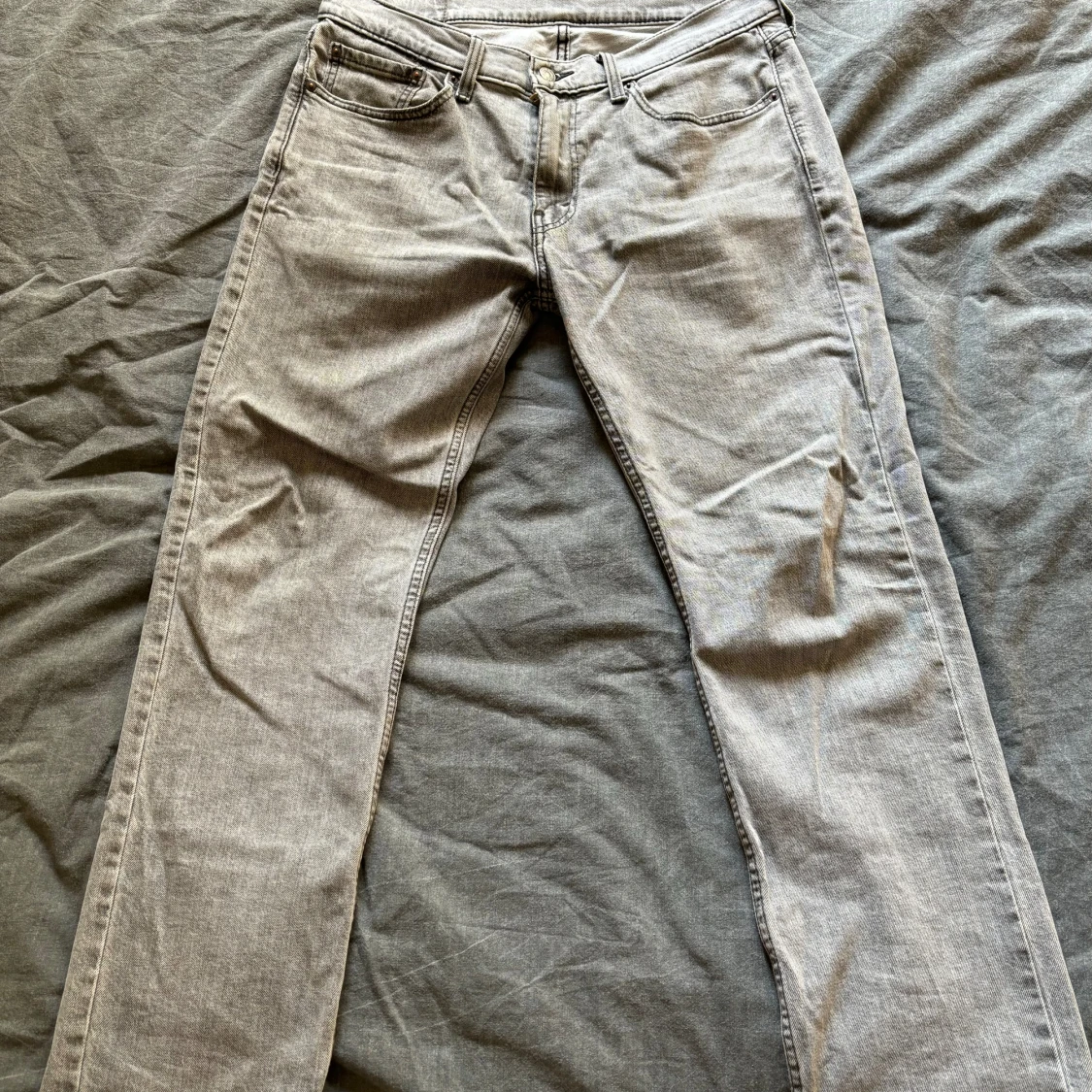 Gråa Levis jeans - 90