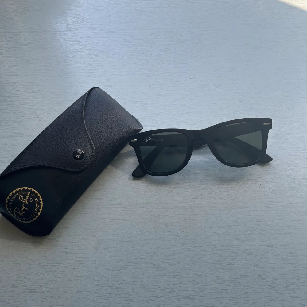 Et par strøkne rayban solbriller selges grunnet behov for midler til reise  RB4340  Polariserte glass Kjøpt for 1 år siden og blitt minimalt brukt. Nypris: 2200kr, selges kun for 1399kr Kom gjerne pm for flere spørsmål eller bilde😄  #rayban #trendy #. Övrigt.