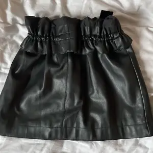 Skinn kjol från HM, använd fåtal gånger och inga defekter💕