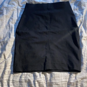 Kjol - En mini/fin kjol som sitter på en smäck har haft på mig den 3 ggr men känner mig nt bekväm i kjol