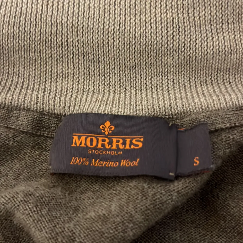 Hej säljer nu min killes zip tröja ifrån Morris!💕 skick 9/10 inga som helst fel på tröjan! Han är cirka 180 och den sitter fint på han, skulle säga att den passar bra 170-180.  Ny pris 1999 mitt pris 899💕 Köparen står för frakt💕. Tröjor & Koftor.